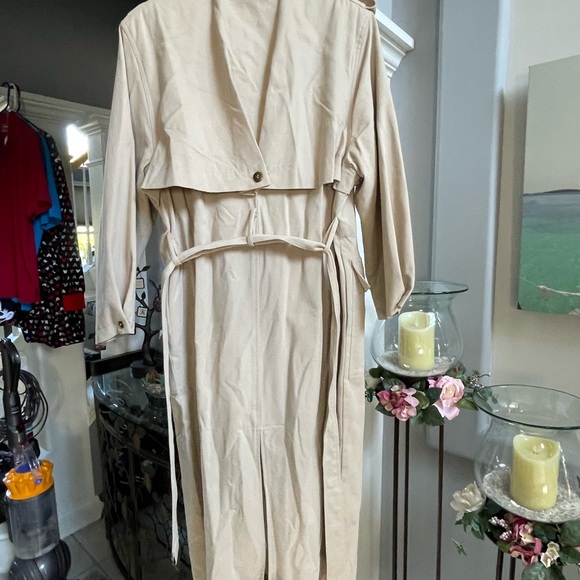 NWOT Trench Coat size 12 ladies lined with belt and many pockets made in USA - Picture 3 of 7